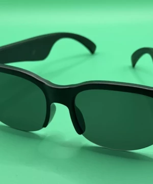 lunettes de soleil audio Bluetooth sans fil noires vue de face