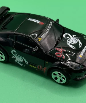 mini voiture télécommandée en canette rechargeable vue avant